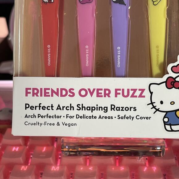 The Creme Shop Sanrio Hello Kitty Friends Razors Over Fuzz Perfect Arch Shaping - Picture 4 of 9